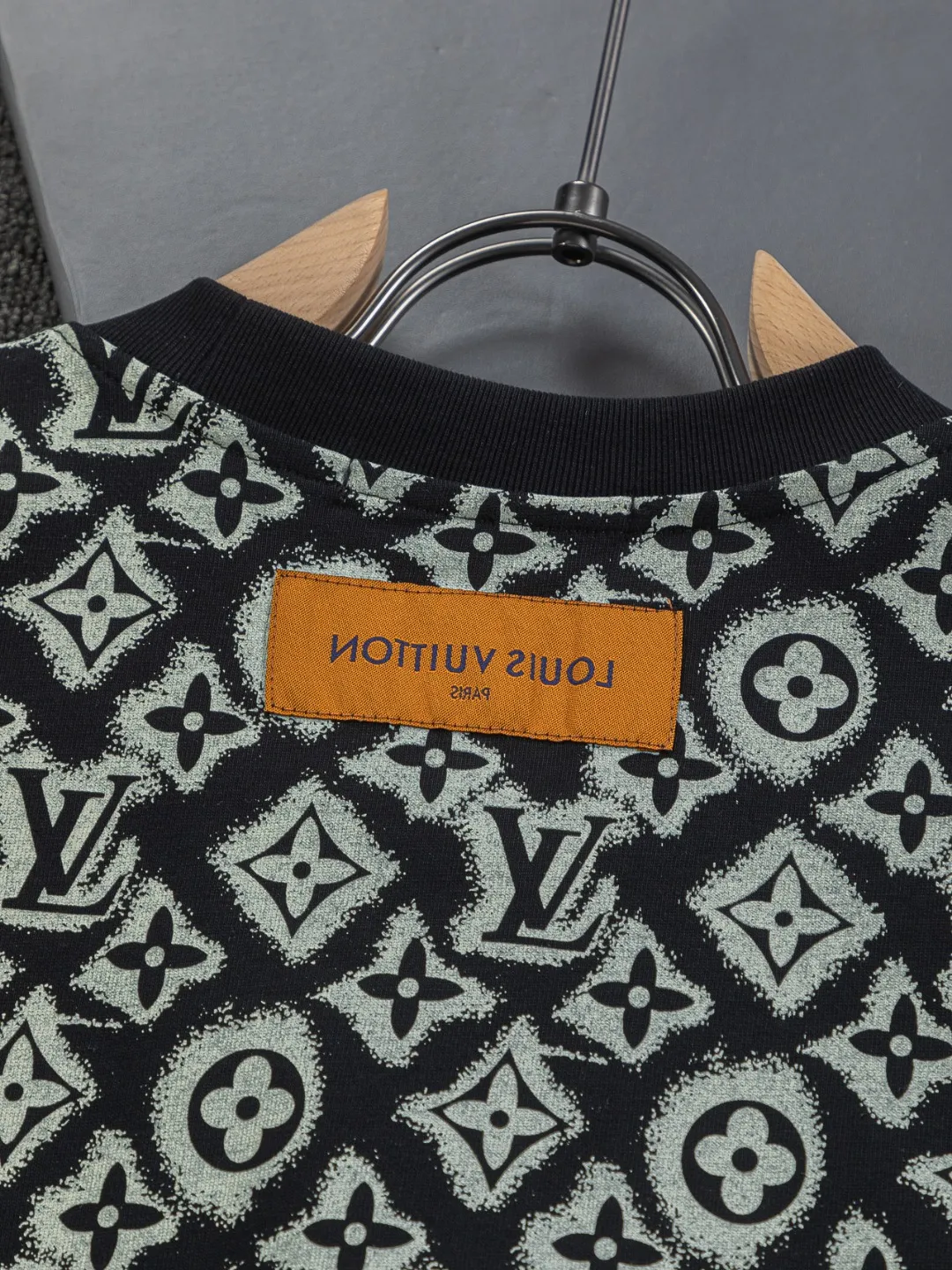 🅿️200 Louis Vuitton 1V LV micro-wide version S-XL LV 26ss new products are available at the counter simultaneously. Multiple craftsmanship, full jacquard presbyopia letter logo printing, round neck short-sleeved T-shirt, same style for men and women! Consigned to one-to-one creation. Synchronized with the official website, pure cotton fabrics at the counter! It is close to the skin and comfortable, durable and easy to wear. It has a classic and simple logo design and meticulous original craftsmanship. Short-sleeves, a must-have item for men, do not appear to be the same for the general public, but must be unique and eye-catching. This LV short-sleeve is all about quality, comfort, the same shape and fashion as always, including fabrics and cutting techniques. All of them have been made with great effort! 320 grams of washed pure cotton fabric, pure cotton is breathable, very refreshing and comfortable for daily wear. The rib knitting on the neckline is smooth and tight, and the neckline will not be skewed if you toss it at will. The loose version, you will find that it looks really good on the upper body. The overall is minimalist and neat, super versatile for daily use! Pair it casually with a pair of pants for a youthful look. A T-shirt will make your outfit crazy. It is a fashionable item that can never go wrong! Color: Black White Size: S-XL Size chart: S: Shoulder width 50-Bust 56-Length 70 M: Shoulder width 52-Bust 57-Length 72 L: Shoulder width 54-Bust 59-Length 74 XL: Shoulder width 56-Bust 62-Length 76